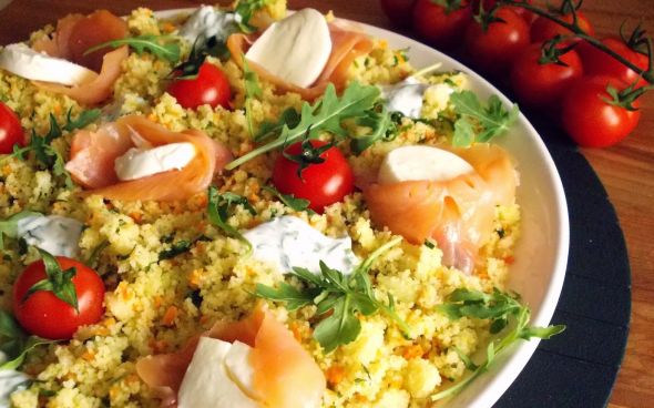 Salada de couscous com salmão