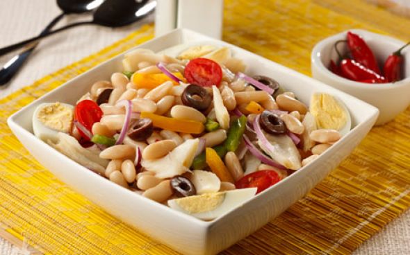 Salada de feijão branco com bacalhau
