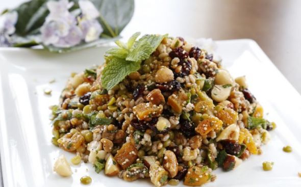 Salada de grãos com castanha de caju e hortelã 