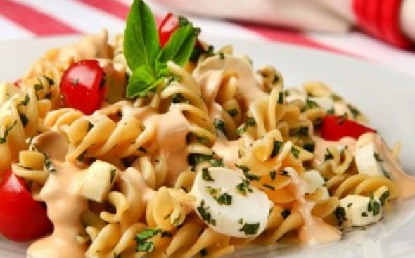 Salada de macarrão com molho