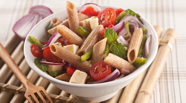 Salada de macarrão integral diferente
