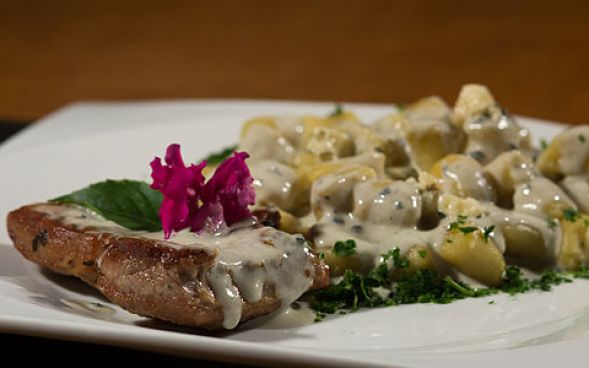 Salada de nhoque ao molho de iogurte com carne  