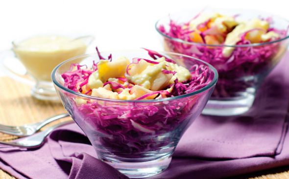 Salada de repolho roxo com maçã e uva passa  