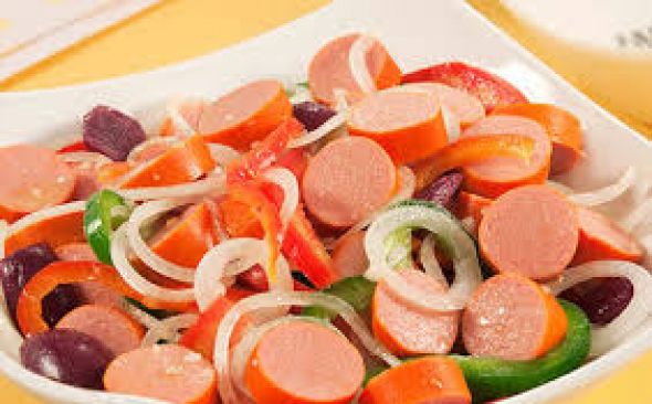 Salada de salsicha com azeitonas