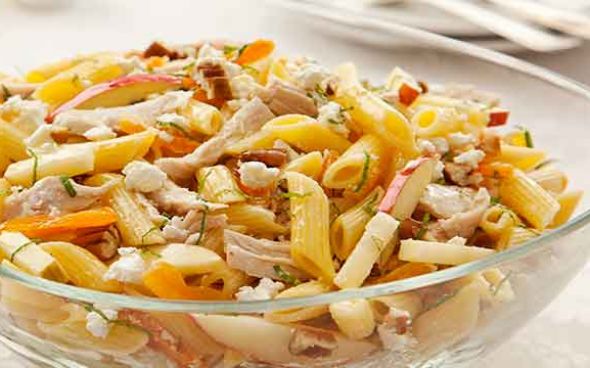 Salada fria de penne com peru e queijo de cabra