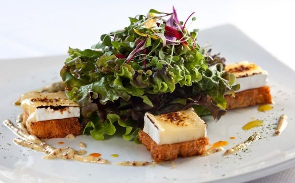 Salada verde ao molho francês com torradas