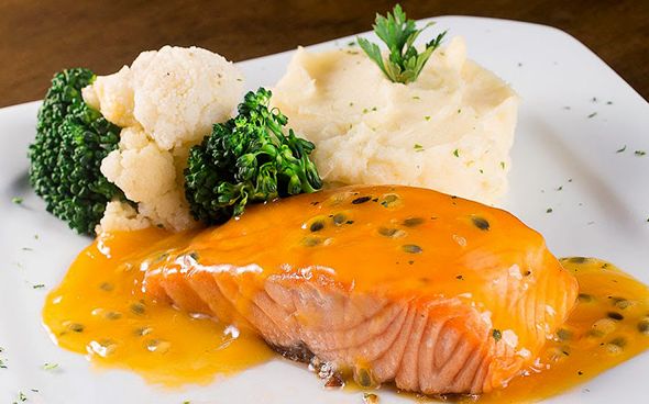Salmão ao molho de maracujá