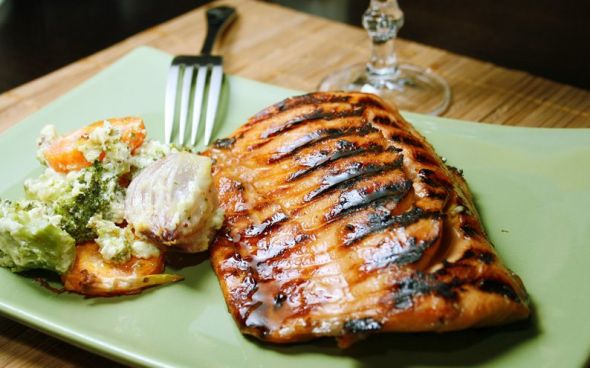Salmão grelhado com ervas finas e creme de espinafre