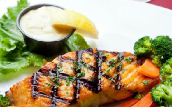 Salmão grelhado com molho de limão