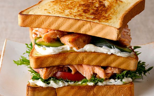 Sanduíche de salmão selvagem do Alasca com abacate