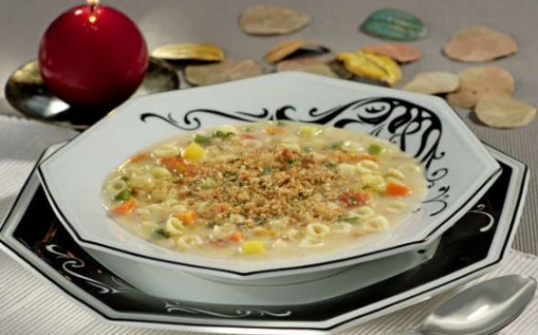 Sopa cremosa de legumes com queijo
