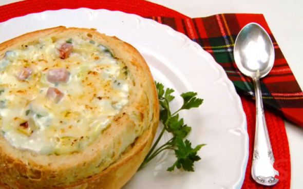 sopa cremosa no pão italiano 