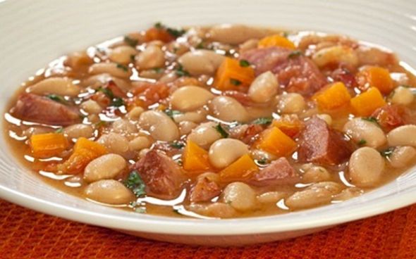 Sopa de feijão branco e legumes
