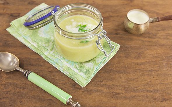 Sopa de fubá com couve, bacon e azeite de dendê