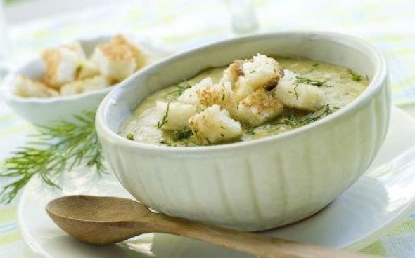 Sopa de iogurte com pepino árabe 