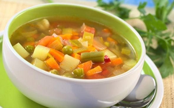 Sopa de macarrão com batata e cenoura