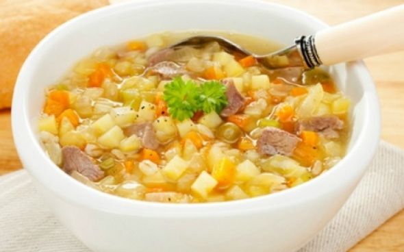 Sopa de macarrão, legumes e carne