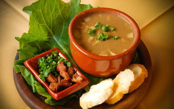 Sopa de mandioca com costela e catupiry