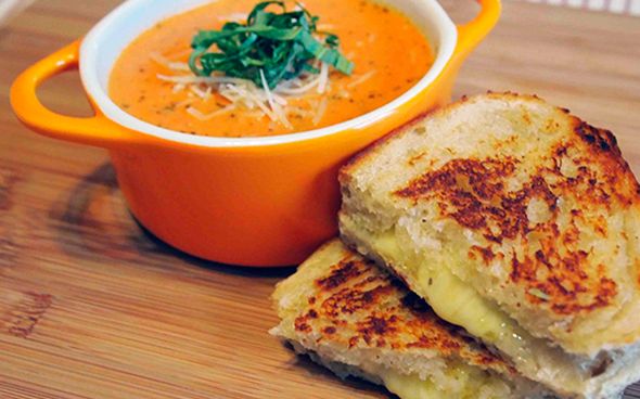 Sopa de tomate, pimenta e queijo