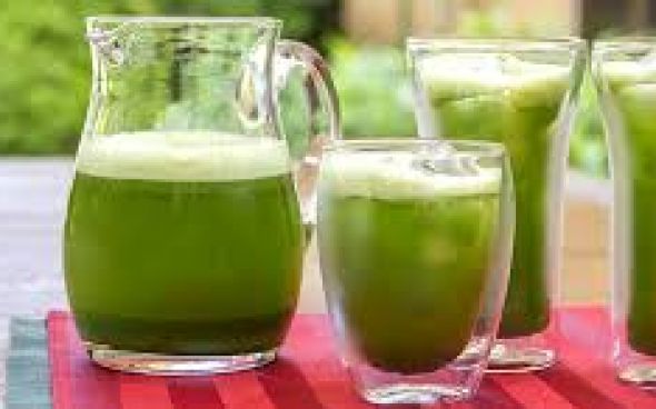 Suco de espinafre com laranja