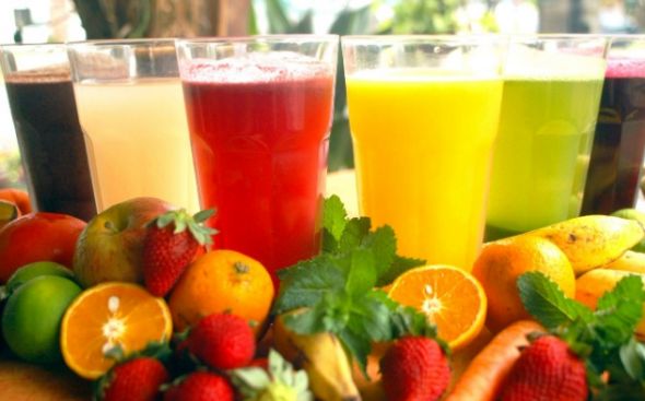 Suco de laranja, mamão e acerola