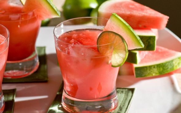 Suco de melancia com limão e hortelã