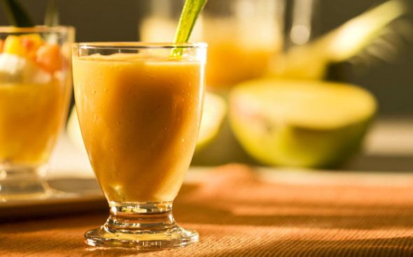 Suco pele dourada e hidratada