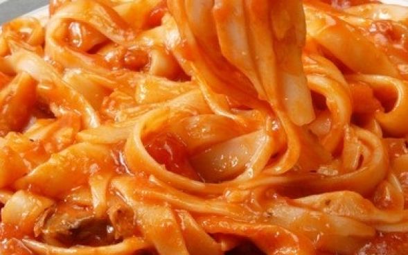 Talharim com molho de extrato de tomate