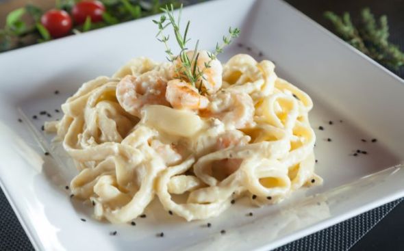 Talharim com salmão e champignon